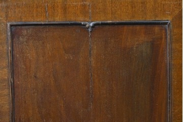 イギリスアンティーク　希少な幅狭サイズ!!　マホガニー材　クラシカルな金具と彫刻装飾が優雅な猫脚ガラスキャビネット　(R-087771)