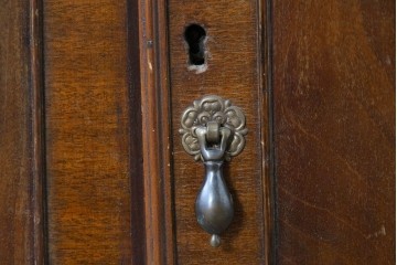 イギリスアンティーク　希少な幅狭サイズ!!　マホガニー材　クラシカルな金具と彫刻装飾が優雅な猫脚ガラスキャビネット　(R-087771)