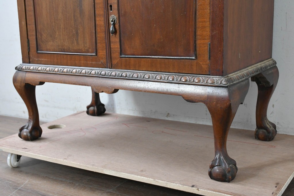 イギリスアンティーク　希少な幅狭サイズ!!　マホガニー材　クラシカルな金具と彫刻装飾が優雅な猫脚ガラスキャビネット　(R-087771)