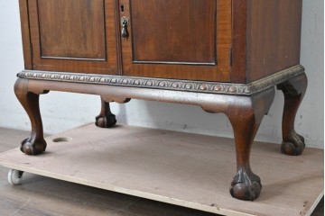 イギリスアンティーク　希少な幅狭サイズ!!　マホガニー材　クラシカルな金具と彫刻装飾が優雅な猫脚ガラスキャビネット　(R-087771)