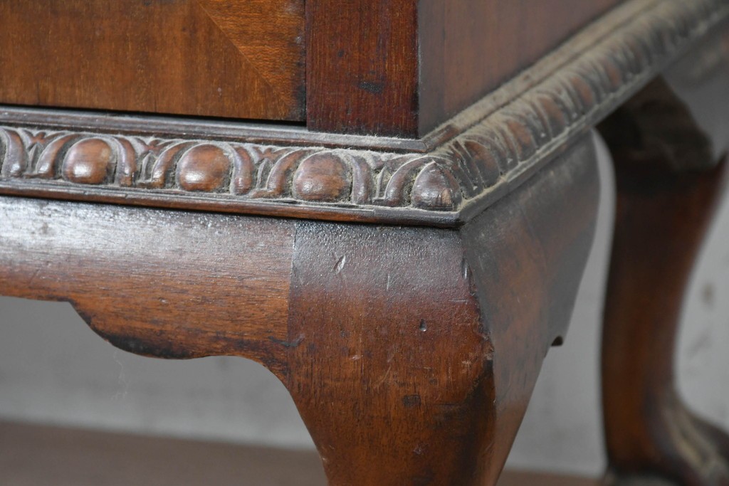 イギリスアンティーク　希少な幅狭サイズ!!　マホガニー材　クラシカルな金具と彫刻装飾が優雅な猫脚ガラスキャビネット　(R-087771)