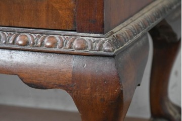 イギリスアンティーク　希少な幅狭サイズ!!　マホガニー材　クラシカルな金具と彫刻装飾が優雅な猫脚ガラスキャビネット　(R-087771)