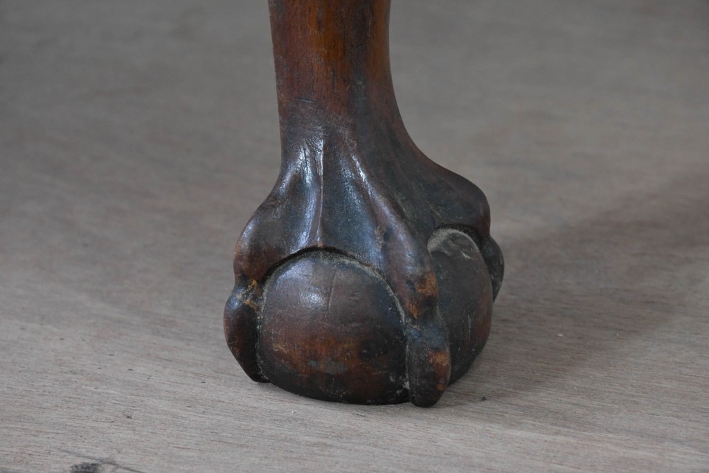 イギリスアンティーク　希少な幅狭サイズ!!　マホガニー材　クラシカルな金具と彫刻装飾が優雅な猫脚ガラスキャビネット　(R-087771)