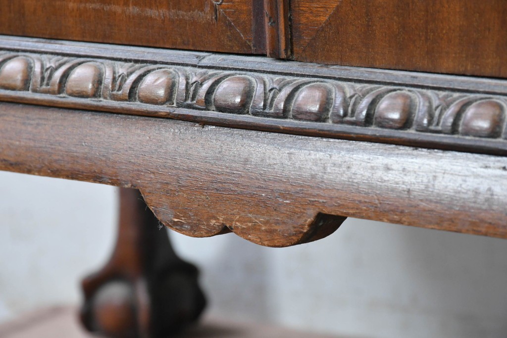 イギリスアンティーク　希少な幅狭サイズ!!　マホガニー材　クラシカルな金具と彫刻装飾が優雅な猫脚ガラスキャビネット　(R-087771)