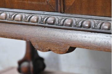 イギリスアンティーク　希少な幅狭サイズ!!　マホガニー材　クラシカルな金具と彫刻装飾が優雅な猫脚ガラスキャビネット　(R-087771)