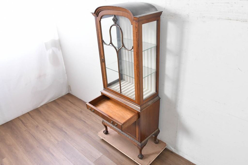 イギリスアンティーク　希少な幅狭サイズ!!　マホガニー材　クラシカルな金具と彫刻装飾が優雅な猫脚ガラスキャビネット　(R-087771)