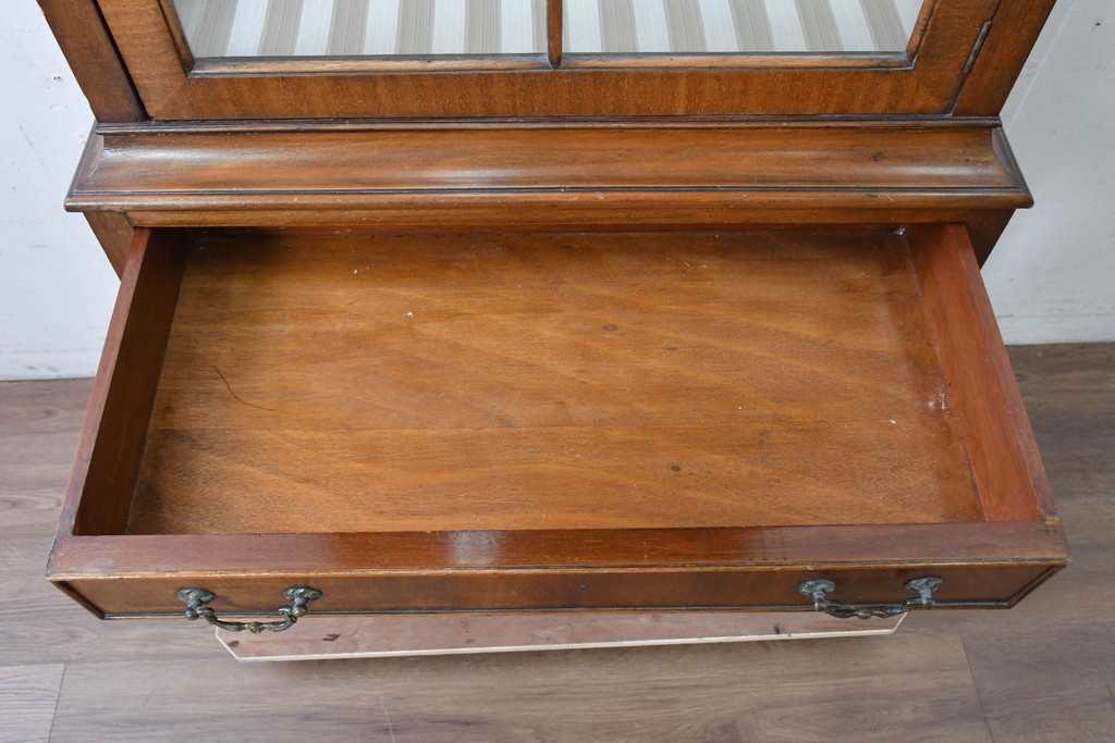 イギリスアンティーク　希少な幅狭サイズ!!　マホガニー材　クラシカルな金具と彫刻装飾が優雅な猫脚ガラスキャビネット　(R-087771)