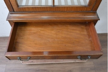 イギリスアンティーク　希少な幅狭サイズ!!　マホガニー材　クラシカルな金具と彫刻装飾が優雅な猫脚ガラスキャビネット　(R-087771)