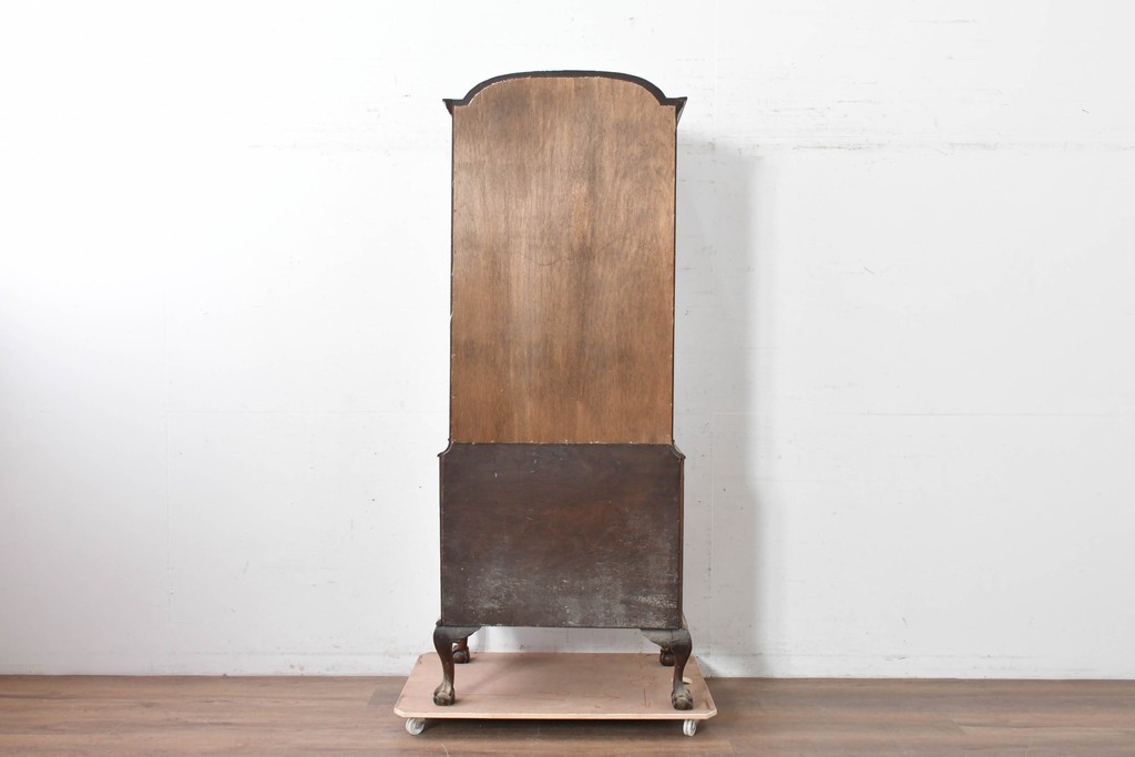 イギリスアンティーク　希少な幅狭サイズ!!　マホガニー材　クラシカルな金具と彫刻装飾が優雅な猫脚ガラスキャビネット　(R-087771)