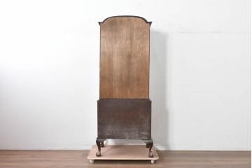 イギリスアンティーク　希少な幅狭サイズ!!　マホガニー材　クラシカルな金具と彫刻装飾が優雅な猫脚ガラスキャビネット　(R-087771)