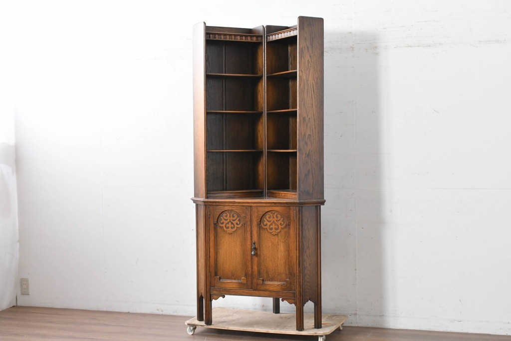 イギリスアンティーク　希少デザイン　オーク材　チューダー様式の気品を纏う彫刻入りのコーナーキャビネット　(R-087772)