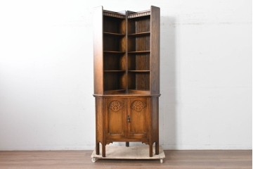 イギリスアンティーク　希少デザイン　オーク材　チューダー様式の気品を纏う彫刻入りのコーナーキャビネット　(R-087772)