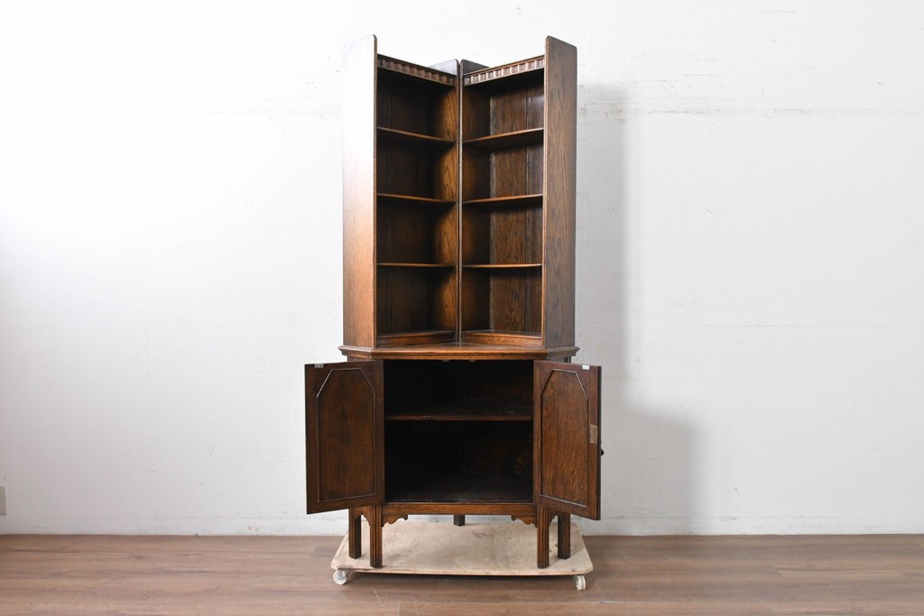 イギリスアンティーク　希少デザイン　オーク材　チューダー様式の気品を纏う彫刻入りのコーナーキャビネット　(R-087772)