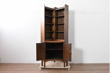 イギリスアンティーク　希少デザイン　オーク材　チューダー様式の気品を纏う彫刻入りのコーナーキャビネット　(R-087772)