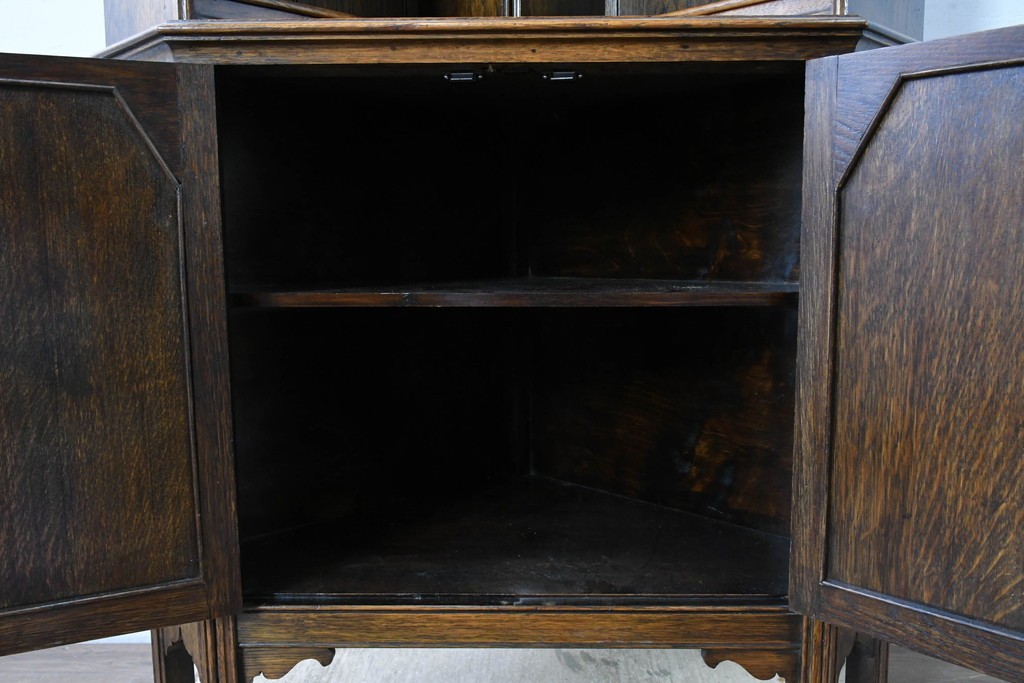 イギリスアンティーク　希少デザイン　オーク材　チューダー様式の気品を纏う彫刻入りのコーナーキャビネット　(R-087772)