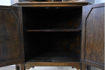 イギリスアンティーク　希少デザイン　オーク材　チューダー様式の気品を纏う彫刻入りのコーナーキャビネット　(R-087772)