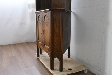 イギリスアンティーク　希少デザイン　オーク材　チューダー様式の気品を纏う彫刻入りのコーナーキャビネット　(R-087772)