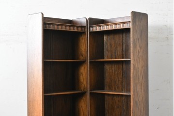 イギリスアンティーク　希少デザイン　オーク材　チューダー様式の気品を纏う彫刻入りのコーナーキャビネット　(R-087772)