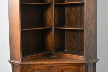 イギリスアンティーク　希少デザイン　オーク材　チューダー様式の気品を纏う彫刻入りのコーナーキャビネット　(R-087772)