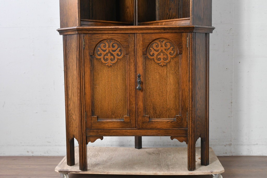 イギリスアンティーク　希少デザイン　オーク材　チューダー様式の気品を纏う彫刻入りのコーナーキャビネット　(R-087772)