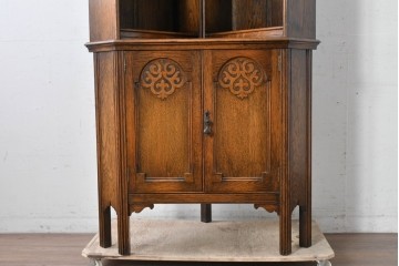 イギリスアンティーク　希少デザイン　オーク材　チューダー様式の気品を纏う彫刻入りのコーナーキャビネット　(R-087772)