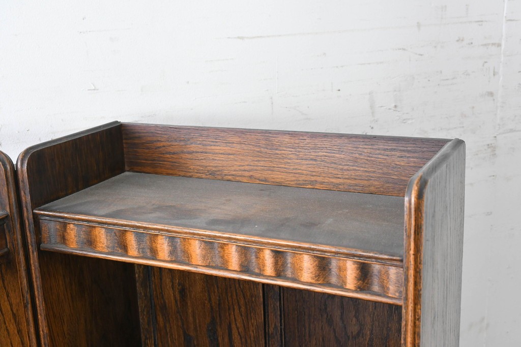 イギリスアンティーク　希少デザイン　オーク材　チューダー様式の気品を纏う彫刻入りのコーナーキャビネット　(R-087772)