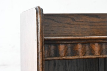 イギリスアンティーク　希少デザイン　オーク材　チューダー様式の気品を纏う彫刻入りのコーナーキャビネット　(R-087772)