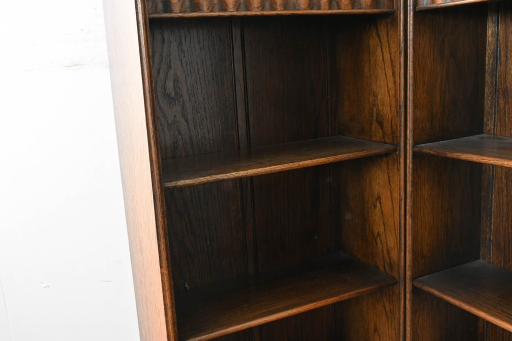 イギリスアンティーク　希少デザイン　オーク材　チューダー様式の気品を纏う彫刻入りのコーナーキャビネット　(R-087772)