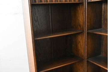 イギリスアンティーク　希少デザイン　オーク材　チューダー様式の気品を纏う彫刻入りのコーナーキャビネット　(R-087772)