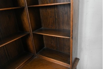 イギリスアンティーク　希少デザイン　オーク材　チューダー様式の気品を纏う彫刻入りのコーナーキャビネット　(R-087772)