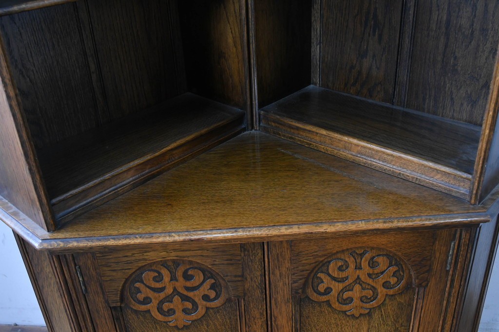 イギリスアンティーク　希少デザイン　オーク材　チューダー様式の気品を纏う彫刻入りのコーナーキャビネット　(R-087772)