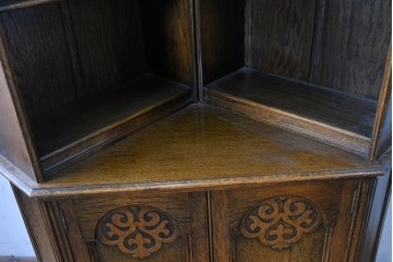 イギリスアンティーク　希少デザイン　オーク材　チューダー様式の気品を纏う彫刻入りのコーナーキャビネット　(R-087772)