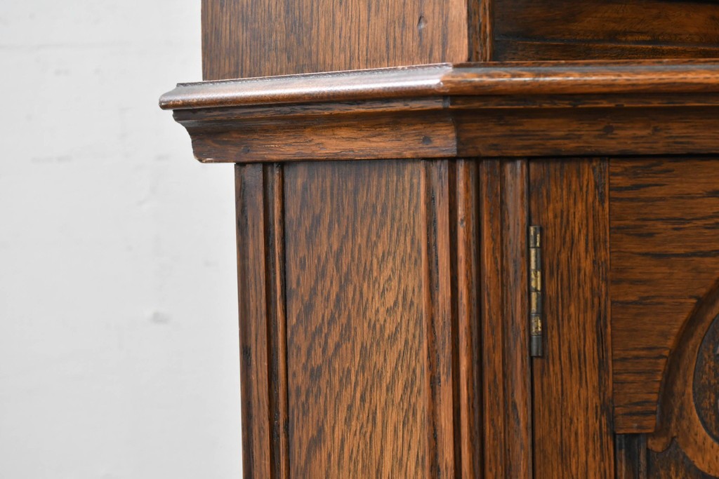 イギリスアンティーク　希少デザイン　オーク材　チューダー様式の気品を纏う彫刻入りのコーナーキャビネット　(R-087772)