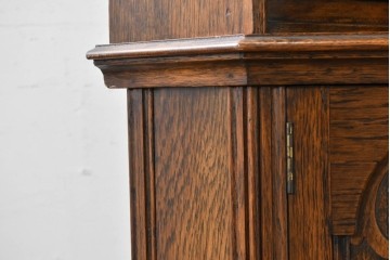 イギリスアンティーク　希少デザイン　オーク材　チューダー様式の気品を纏う彫刻入りのコーナーキャビネット　(R-087772)