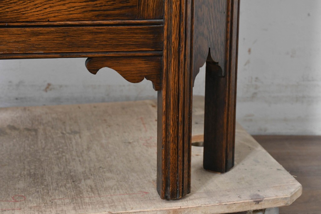 イギリスアンティーク　希少デザイン　オーク材　チューダー様式の気品を纏う彫刻入りのコーナーキャビネット　(R-087772)