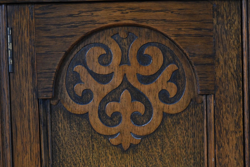 イギリスアンティーク　希少デザイン　オーク材　チューダー様式の気品を纏う彫刻入りのコーナーキャビネット　(R-087772)