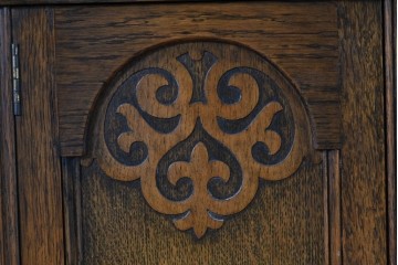 イギリスアンティーク　希少デザイン　オーク材　チューダー様式の気品を纏う彫刻入りのコーナーキャビネット　(R-087772)