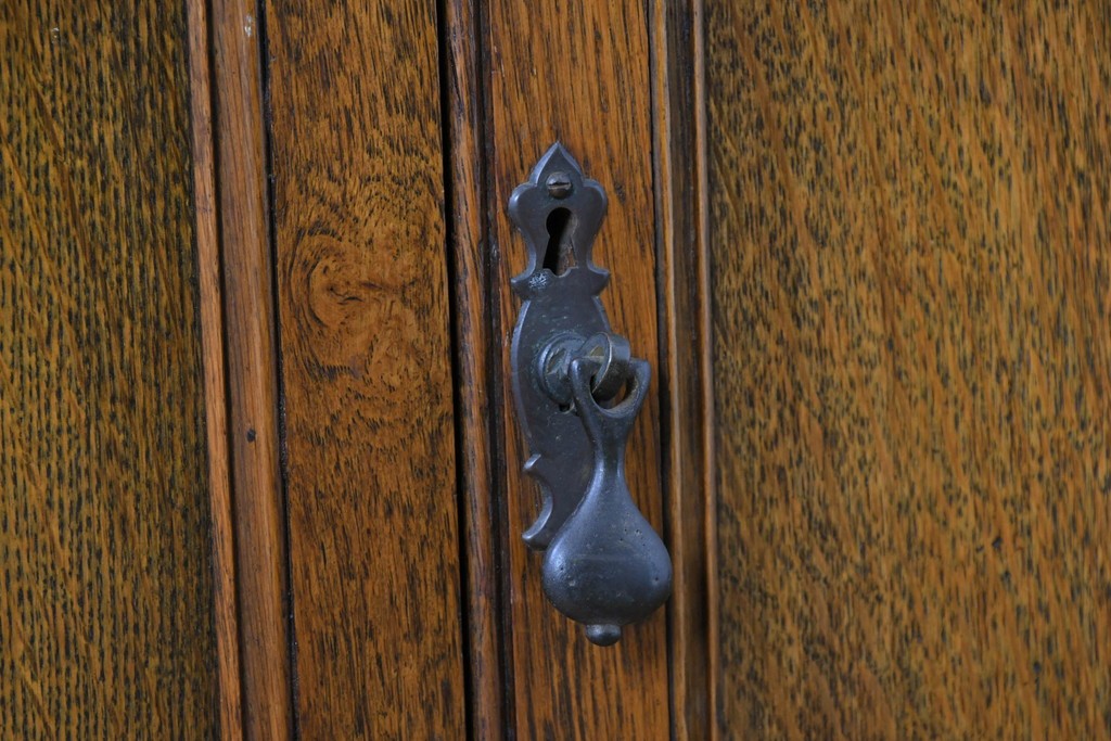 イギリスアンティーク　希少デザイン　オーク材　チューダー様式の気品を纏う彫刻入りのコーナーキャビネット　(R-087772)