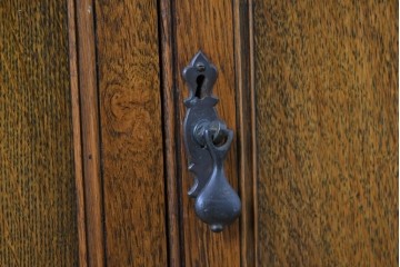 イギリスアンティーク　希少デザイン　オーク材　チューダー様式の気品を纏う彫刻入りのコーナーキャビネット　(R-087772)