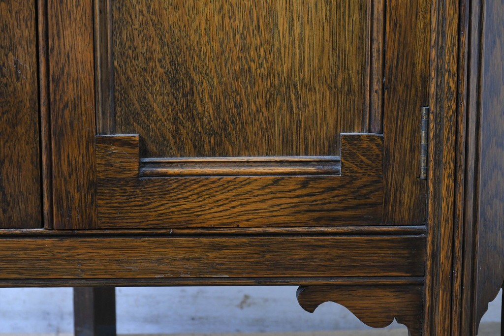 イギリスアンティーク　希少デザイン　オーク材　チューダー様式の気品を纏う彫刻入りのコーナーキャビネット　(R-087772)