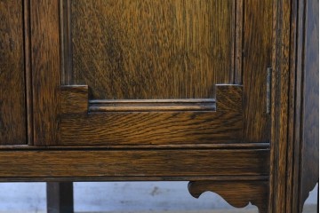 イギリスアンティーク　希少デザイン　オーク材　チューダー様式の気品を纏う彫刻入りのコーナーキャビネット　(R-087772)