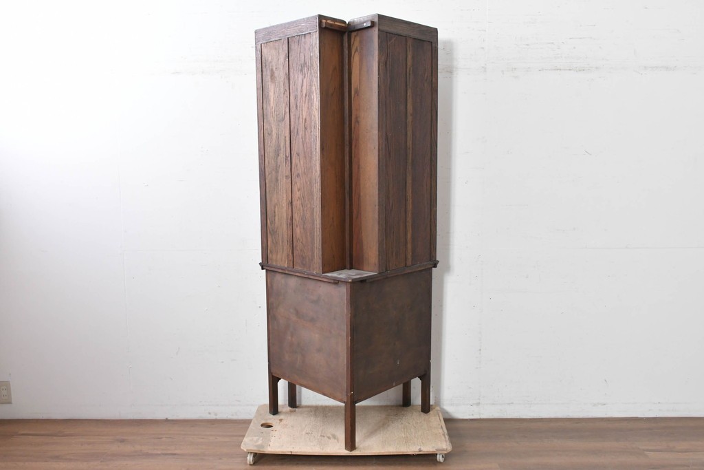 イギリスアンティーク　希少デザイン　オーク材　チューダー様式の気品を纏う彫刻入りのコーナーキャビネット　(R-087772)