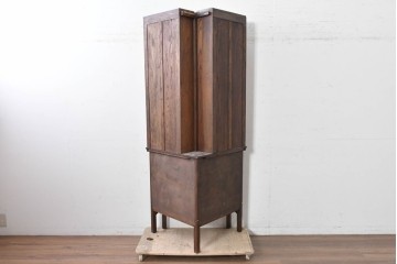 イギリスアンティーク　希少デザイン　オーク材　チューダー様式の気品を纏う彫刻入りのコーナーキャビネット　(R-087772)