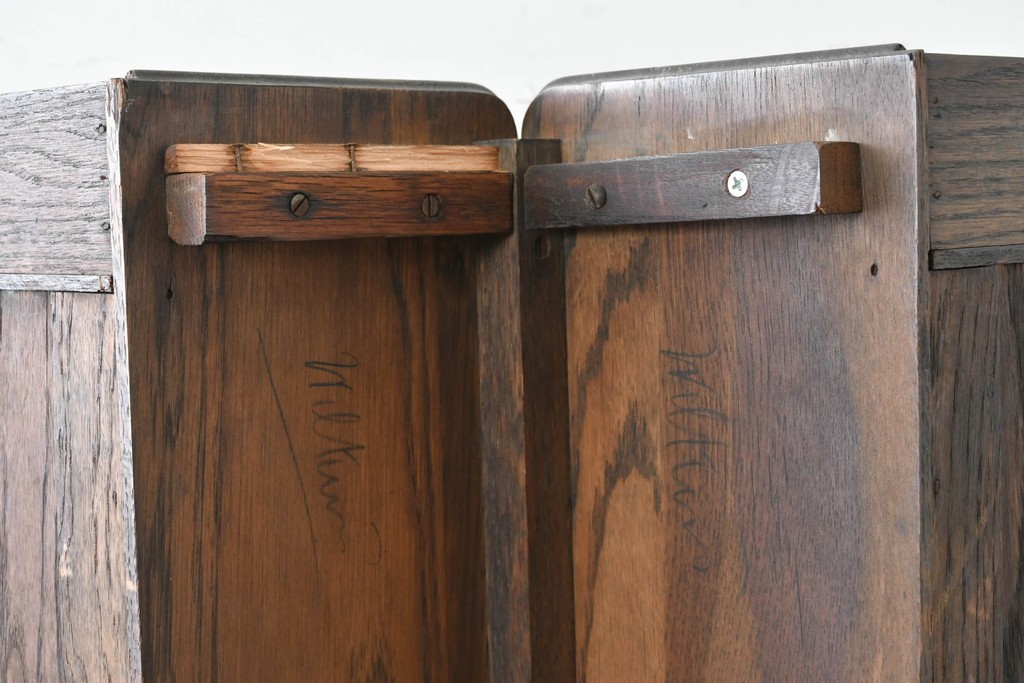 イギリスアンティーク　希少デザイン　オーク材　チューダー様式の気品を纏う彫刻入りのコーナーキャビネット　(R-087772)