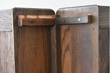 イギリスアンティーク　希少デザイン　オーク材　チューダー様式の気品を纏う彫刻入りのコーナーキャビネット　(R-087772)