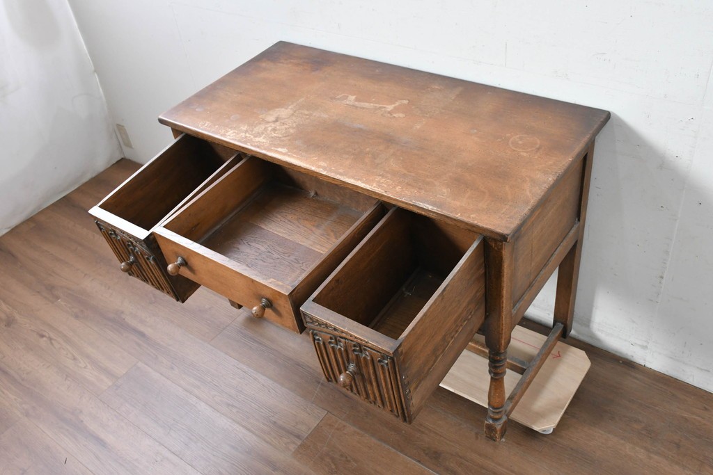 イギリスヴィンテージ　オーク材　リネンフォールドの伝統模様が施されたデスク　(R-087773)