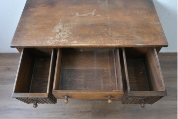 イギリスヴィンテージ　オーク材　リネンフォールドの伝統模様が施されたデスク　(R-087773)