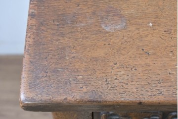 イギリスヴィンテージ　オーク材　リネンフォールドの伝統模様が施されたデスク　(R-087773)