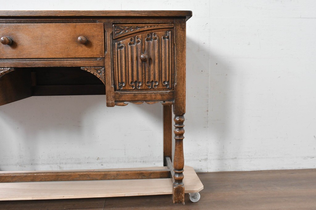 イギリスヴィンテージ　オーク材　リネンフォールドの伝統模様が施されたデスク　(R-087773)