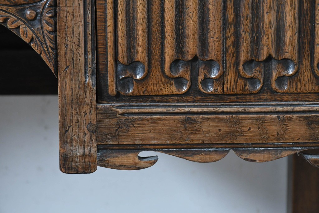 イギリスヴィンテージ　オーク材　リネンフォールドの伝統模様が施されたデスク　(R-087773)